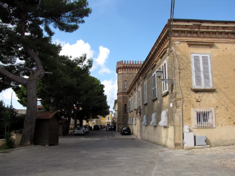 Il Palazzo Torre di Torchiara con la torre quadrangolare merlata, sulla piazza del centro storico