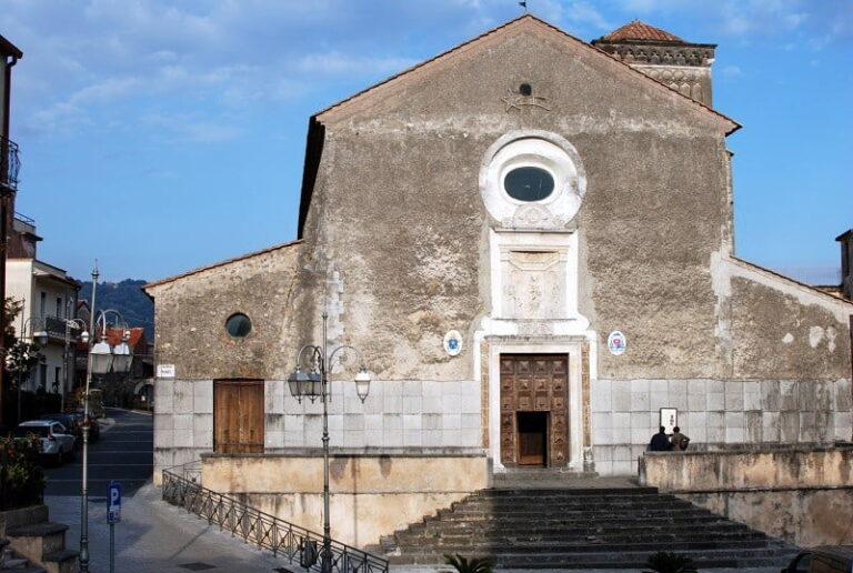 La facciata della Concattedrale di Santa Maria Assunta a Policastro Bussentino, con il rosone, il portale e la scalinata La facciata della Concattedrale di Santa Maria Assunta a Policastro Bussentino, con il rosone, il portale e la scalinata