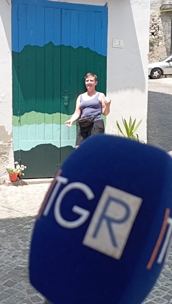 Una turista belga davanti alla Porta Blu di Vibonati, con il microfono del TGR in primo piano