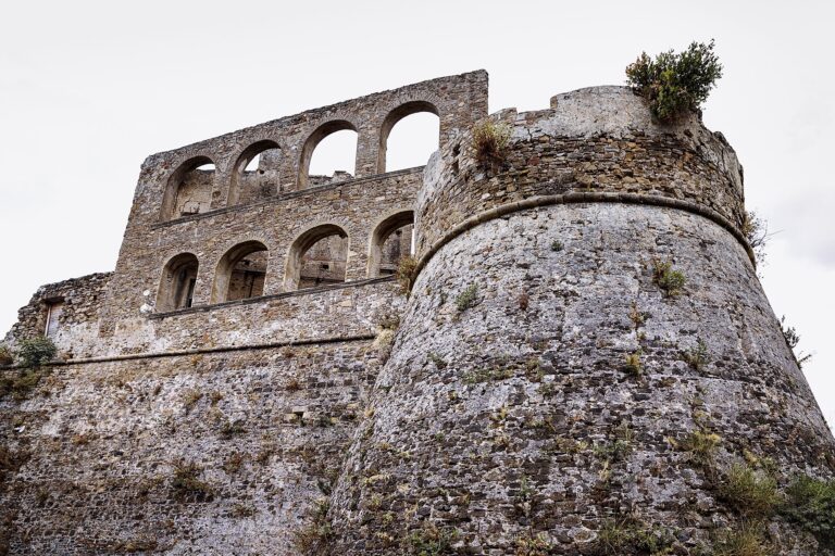 Torre rotonda del Castello di Agropoli e, sopra le mura, la facciata del palazzetto baronale con due ordini di arcate