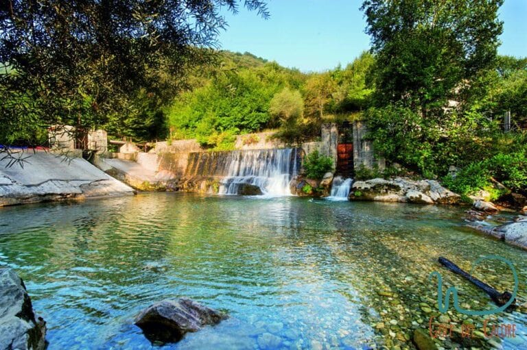 Il fiume Calore tra le pareti di roccia delle Gole del Calore a Felitto Il fiume Calore tra le pareti di roccia delle Gole del Calore a Felitto
