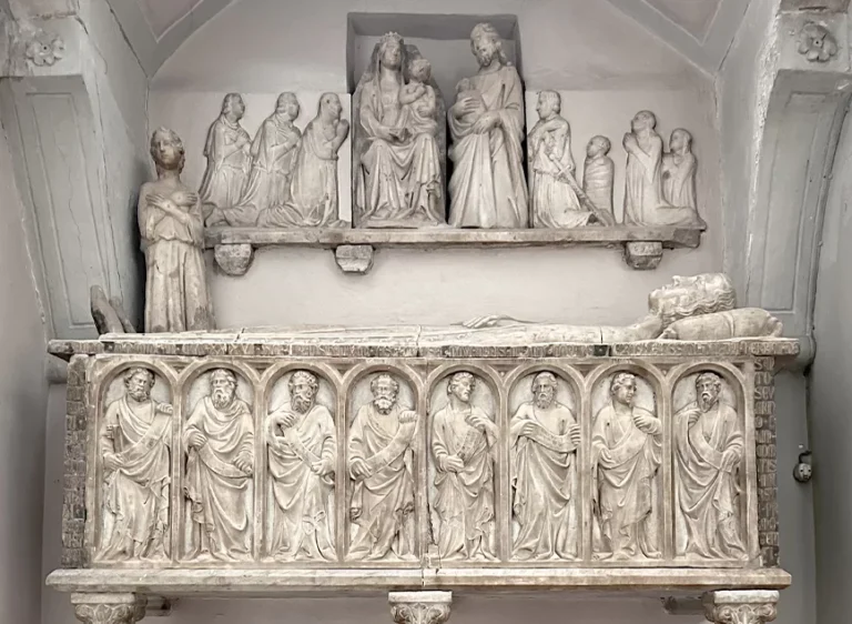 La tomba di Enrico Sanseverino nella Cattedrale di Teggiano: il sarcofago con gli apostoli, il conte disteso e, sopra, la presentazione alla Madonna La tomba di Enrico Sanseverino nella Cattedrale di Teggiano: il sarcofago con gli apostoli, il conte disteso e, sopra, la presentazione alla Madonna