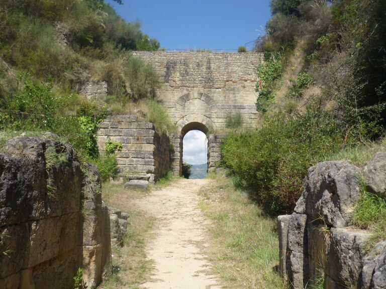 Porta Rosa a Velia: l'arco in pietra in fondo alla strada antica, tra le pareti della gola